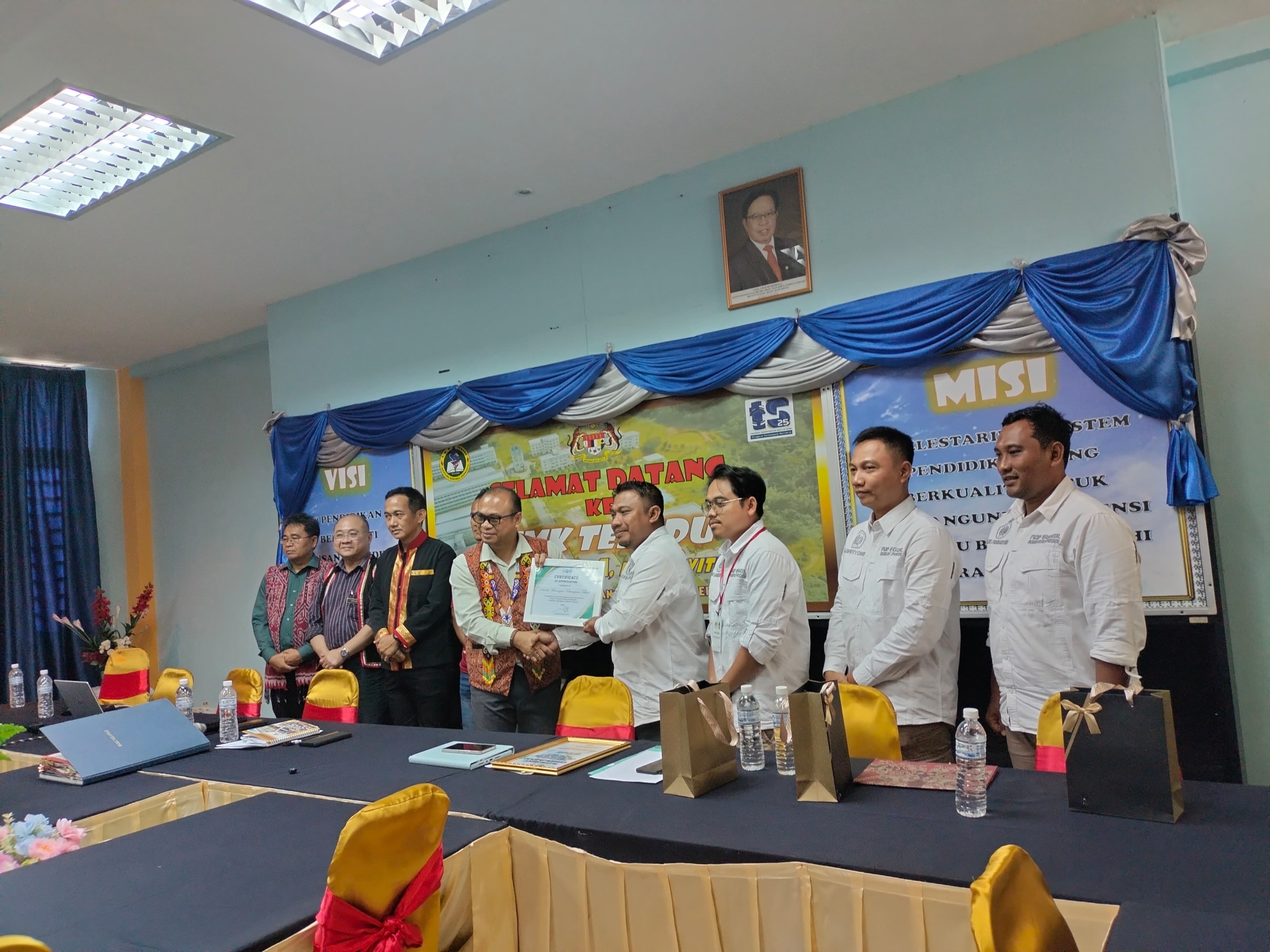 Mempererat Pendidikan Kawasan Perbatasan: Multicultural and Border Education Research Unit FKIP UNTAN Gelar PKM dan Sosialisasi di SMK Tebedu Sarawak